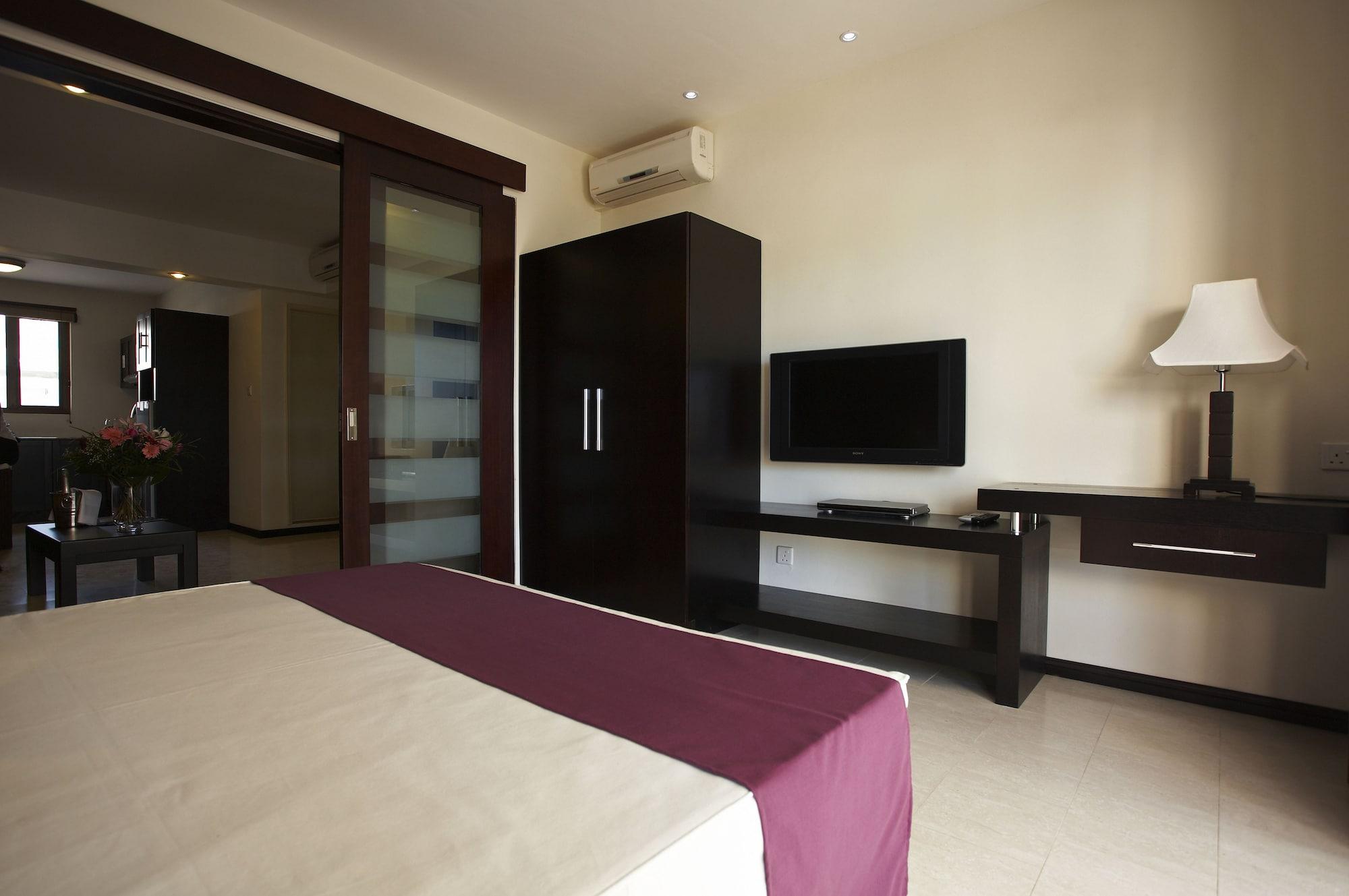 Grand Bay Suites Екстериор снимка