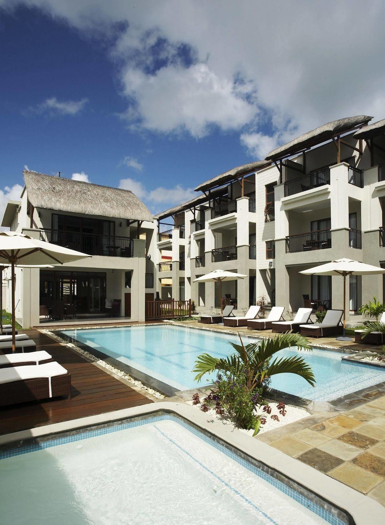 Grand Bay Suites Екстериор снимка